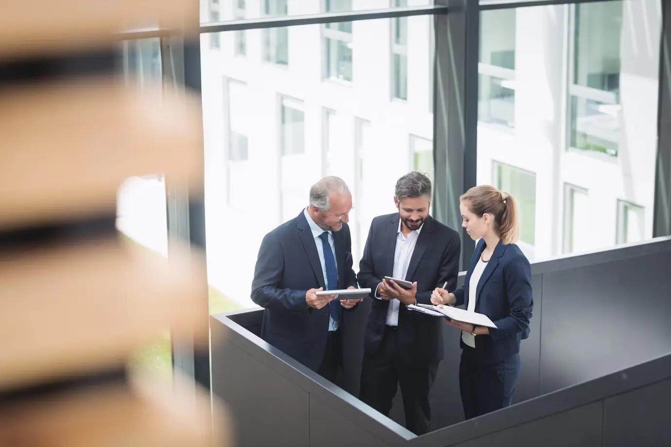 empresarios-que-tienen-discusion-oficina_107420-84847